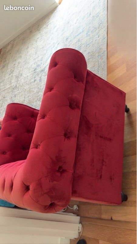 Titre de l'annonce : Magnifique fauteuil Chesterfield rouge en velours Description : Je vends ce superbe fauteuil de style Chesterfield en velours rouge, élégant et très confortable. Caractéristiques (image 3)