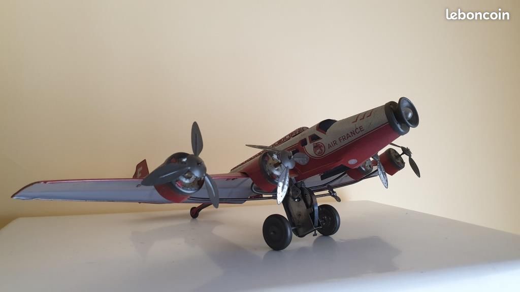 Joustra ancien avion en tôle Comète année 1950