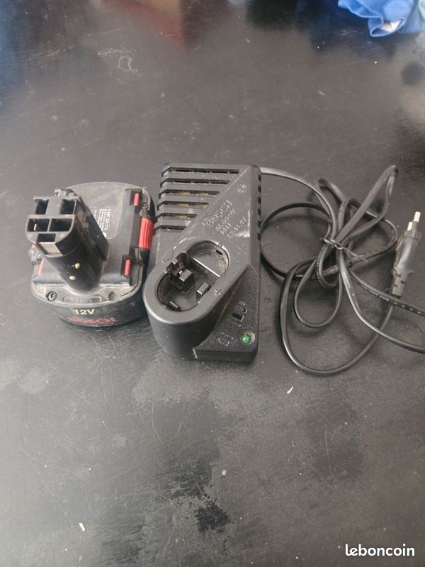 Chargeur Bosch AL60DV1411 + une batterie (image 1)