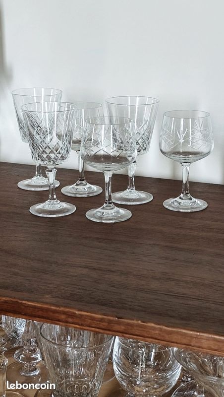 Service De 6 Verres à Vin Rouge Dépareillés En Cristal - Arts De La Table