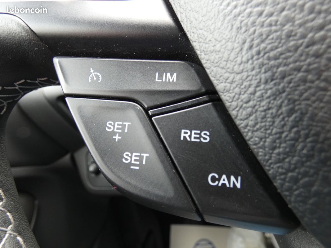 FORD KUGA 1.5 TDCi 120 4x2 Powershift ST-Line (Historique de factures d'entretien dispo) (image 24)