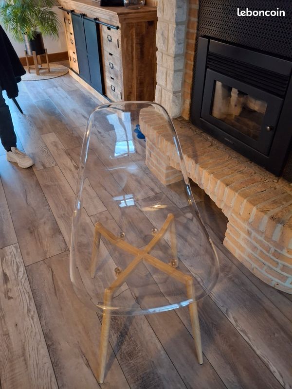 Chaise transparente (image 1)