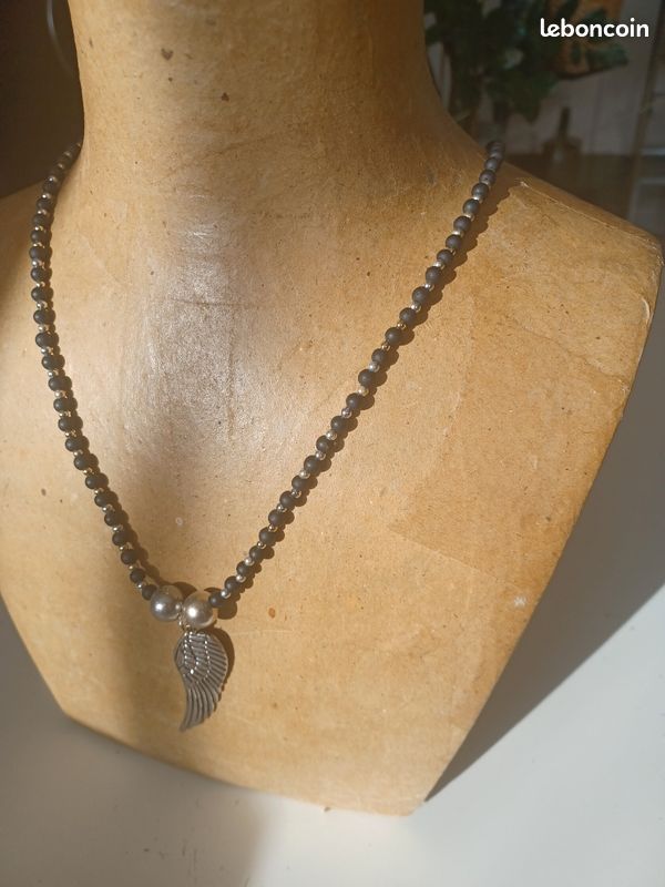 Collier avec perles acier perles noires et breloque aile (image 2)