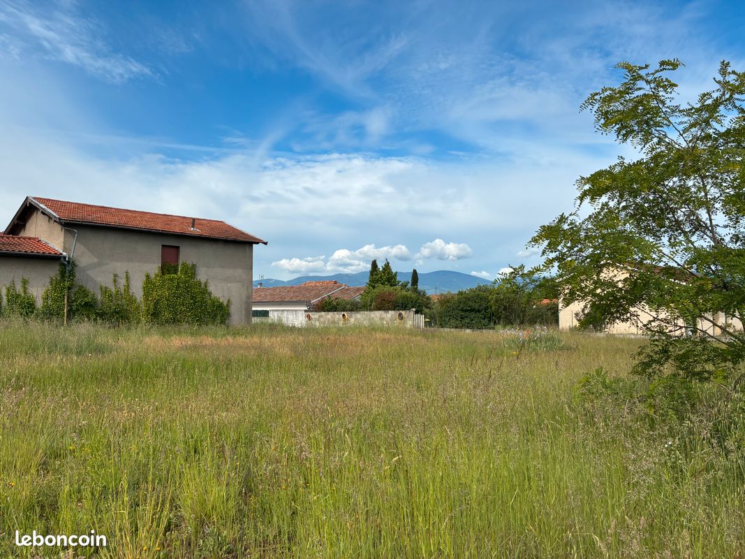 Terrain 800m² Saint Prim · à Saint-Prim · 105 000 €