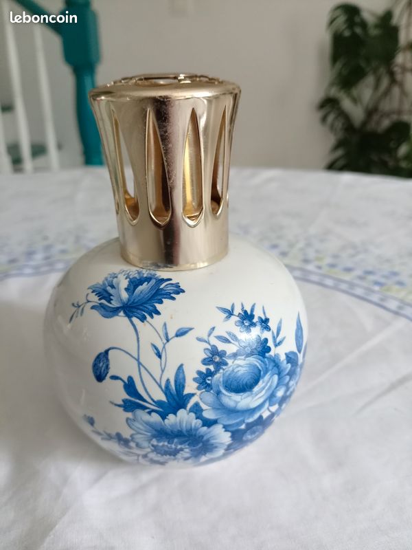 Ancienne lampe Berger en porcelaine et fleurs bleues (image 2)