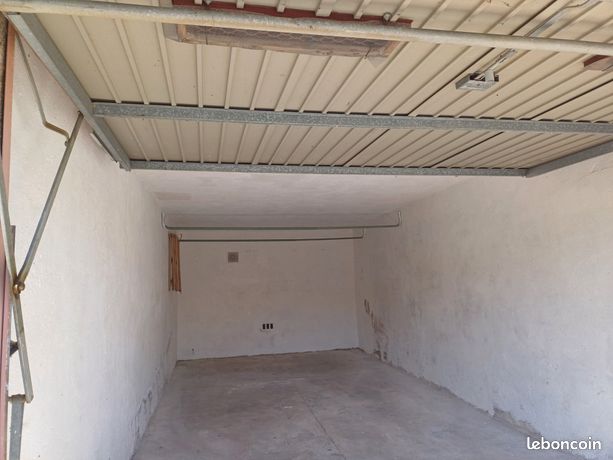 Grand garage indépendant fermé de env 19 m2 dans résidence Les Hauts de Cavalaire