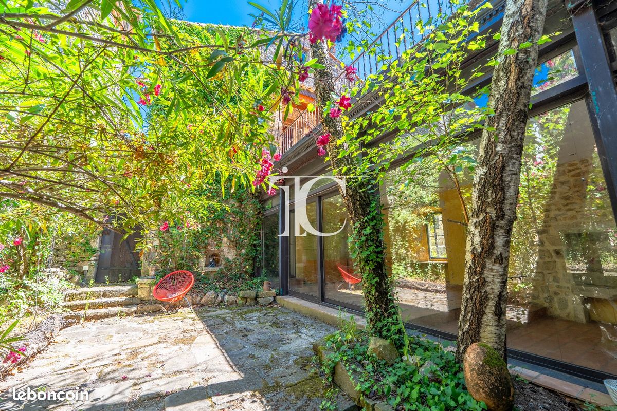 Maison 9 pièces 225 m² · aux Vans · 225 m² · 326 000 €