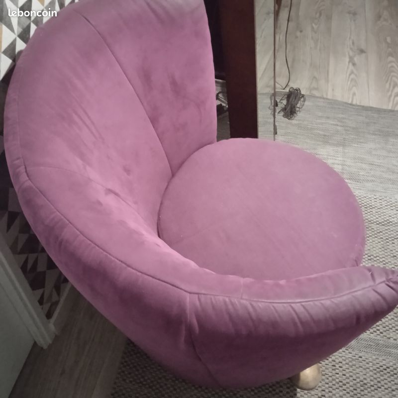 Fauteuil violet assez volumineux dossier assymétrique (image 1)