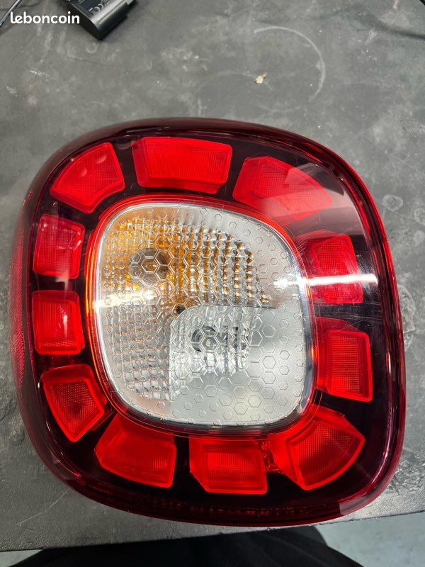 Feu arrière gauche smart 453 (image 1)