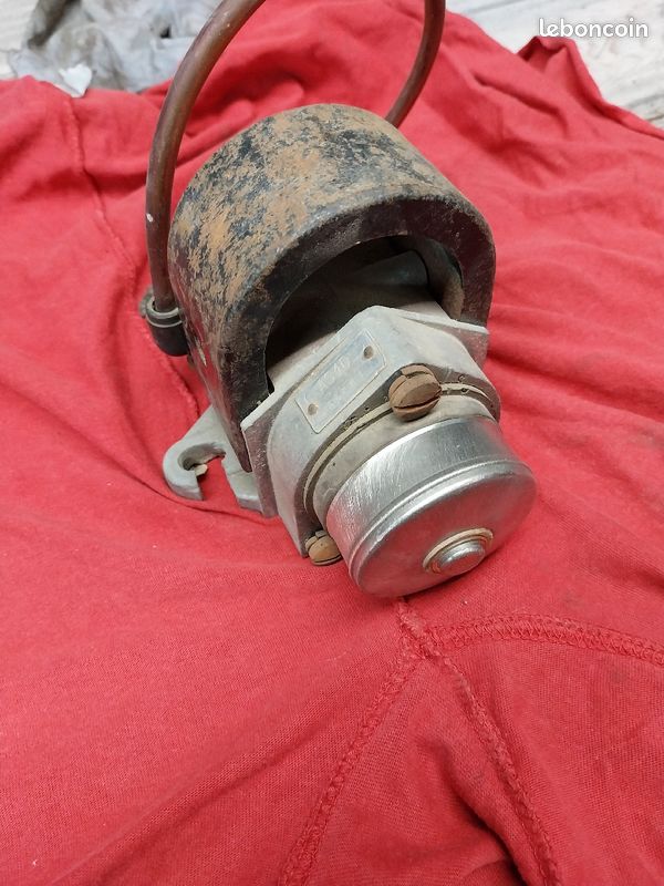 MAGNETO LAVALETTE BOSCH monocylindre moto ou moteur fixe Incomplète