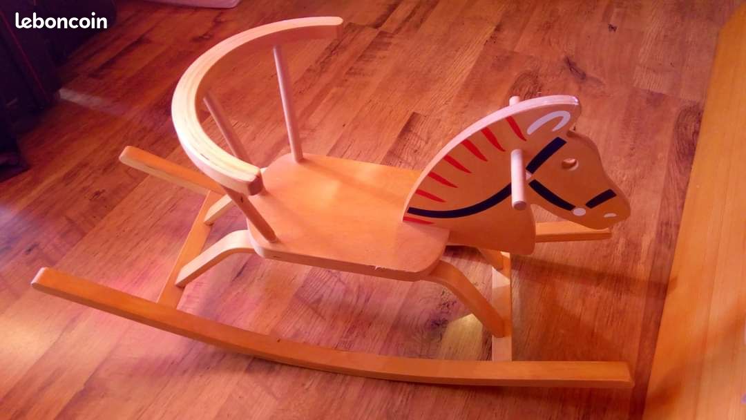 Cheval en bois à bascule (image 1)