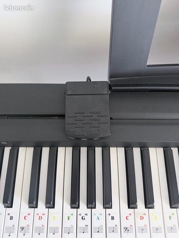 Piano numérique Yamaha P-45 + support + pédale + câble – excellent état – Marseille (image 3)
