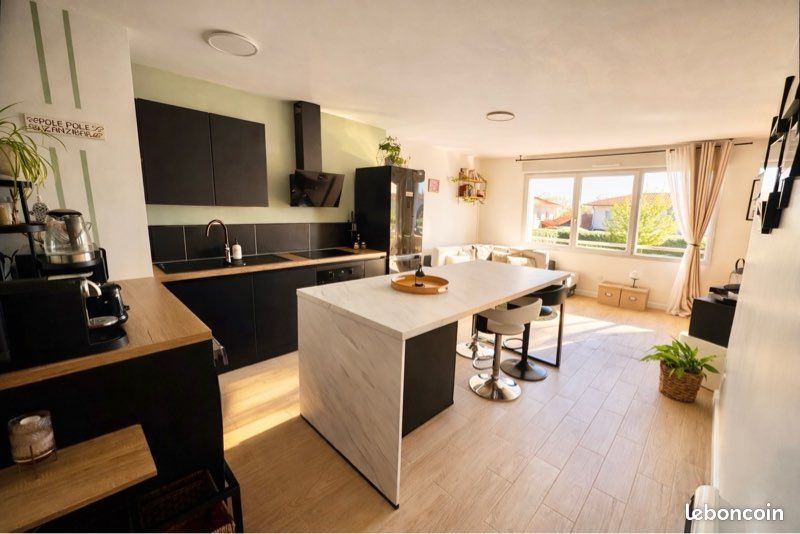 À VENDRE – RAYNAL - T3 lumineux rénové avec balcon + 2 parkings – Résidence avec piscine