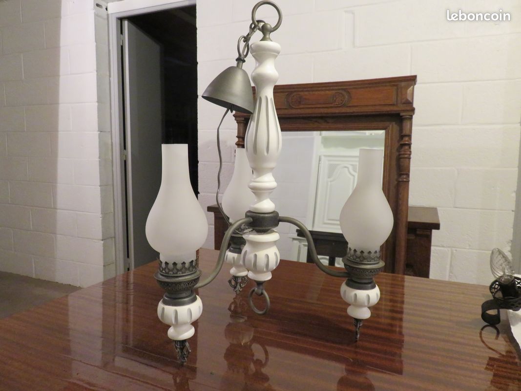 Lustre 3 branches avec globes en opaline et ampoules (image 1)