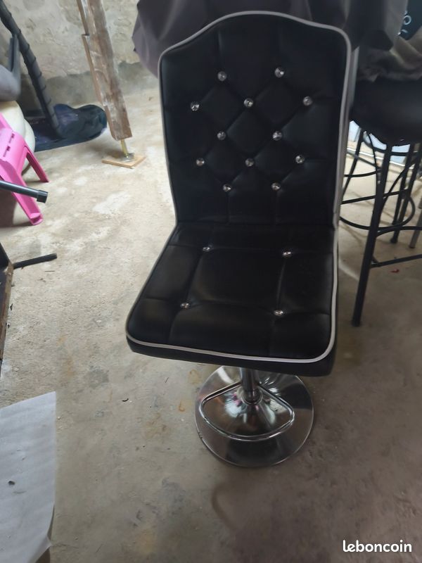 2 chaises stylées (image 1)