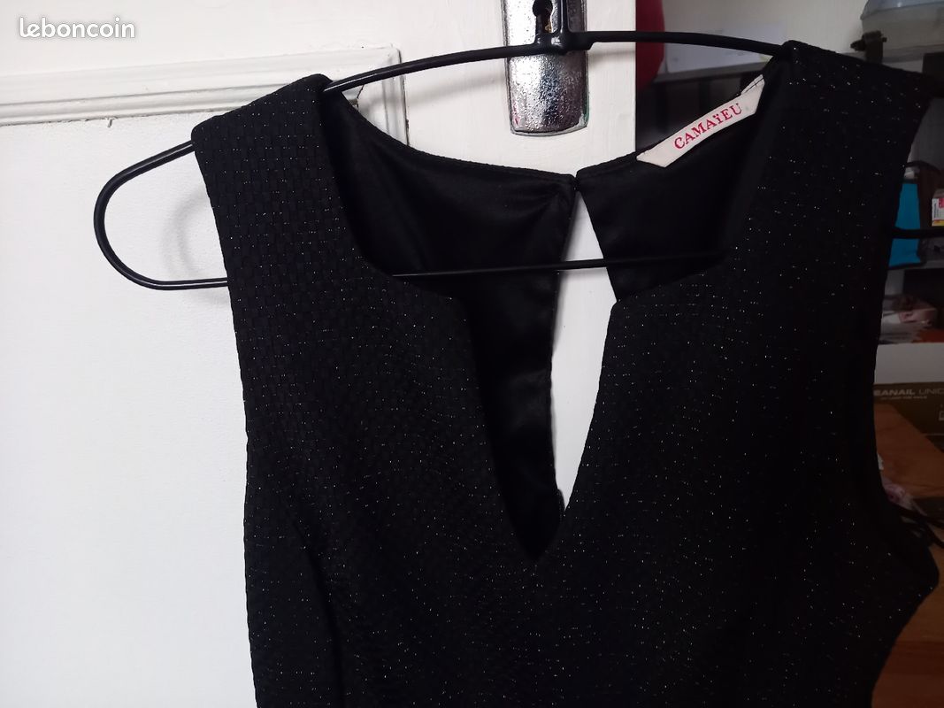 Robe noir qui brille un peu (image 2)