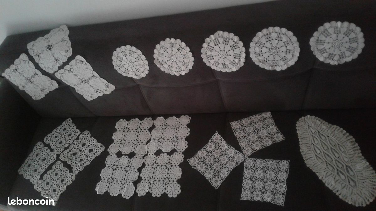 Lot dentelles napperons vintage fait main (image 1)
