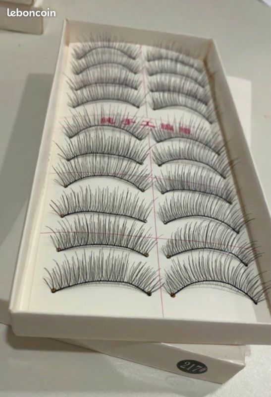13 boites de faux cils ( 10 paires/boite)+ 2 Recourbes-cils pour 35 (image 1)