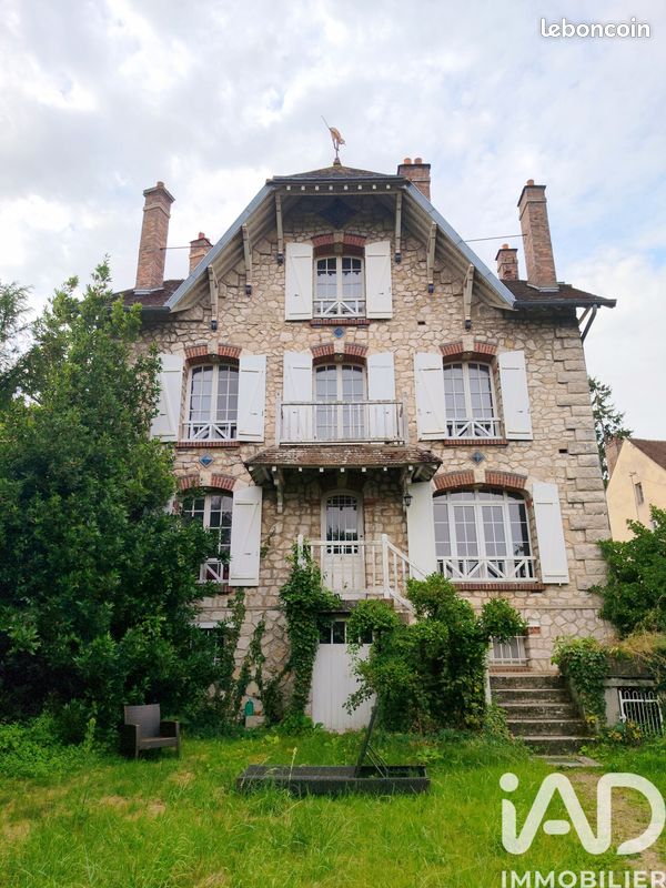 Maison 8 pièces 230 m² · à Saint-Pierre-lès-Nemours · 230 m² · 380 000 €