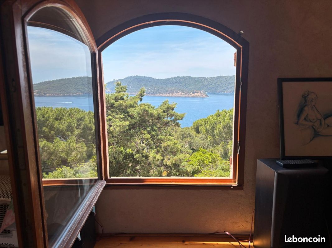 Chambre panoramique avec terrasse vues mer sur l'île du Levant (image 3)
