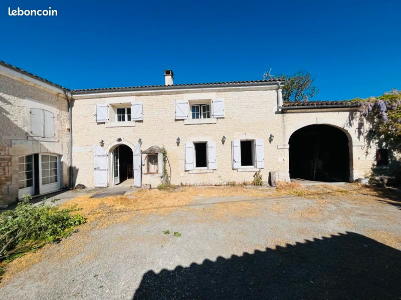 Maison 8 pièces 215 m² · à Barbezieux-Saint-Hilaire · 215 m² · 254 880 €