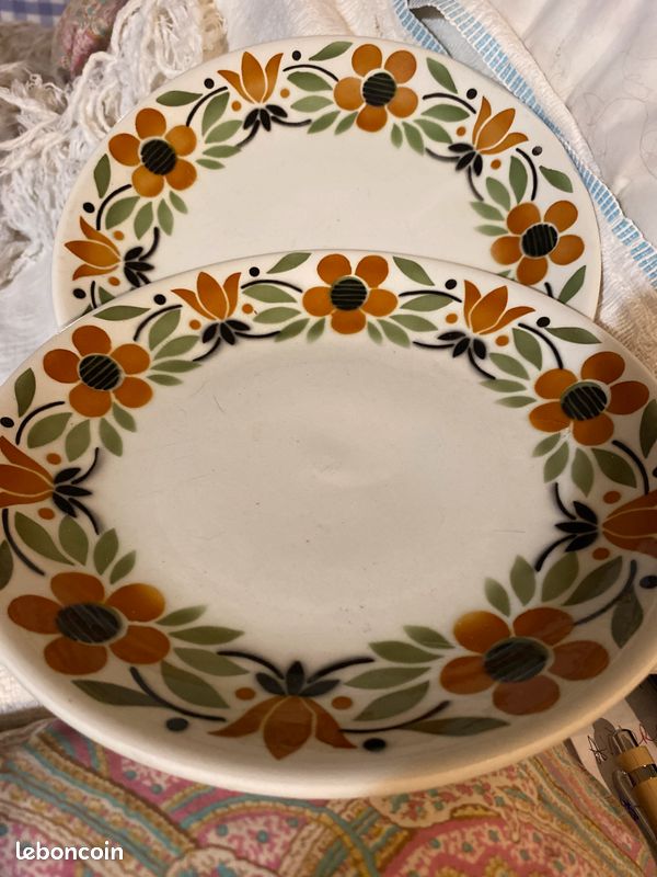 2 jolies assiettes « faïencerie inconnue » (image 1)