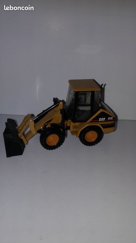 Caterpillar 906 diecast master (image 1)