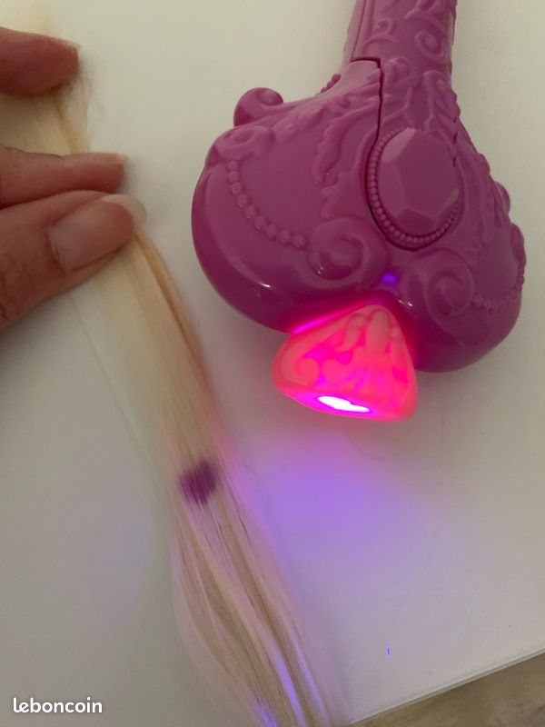 Princesse Disney - Raiponce et son caméléon changent de couleur à la lumière (image 2)
