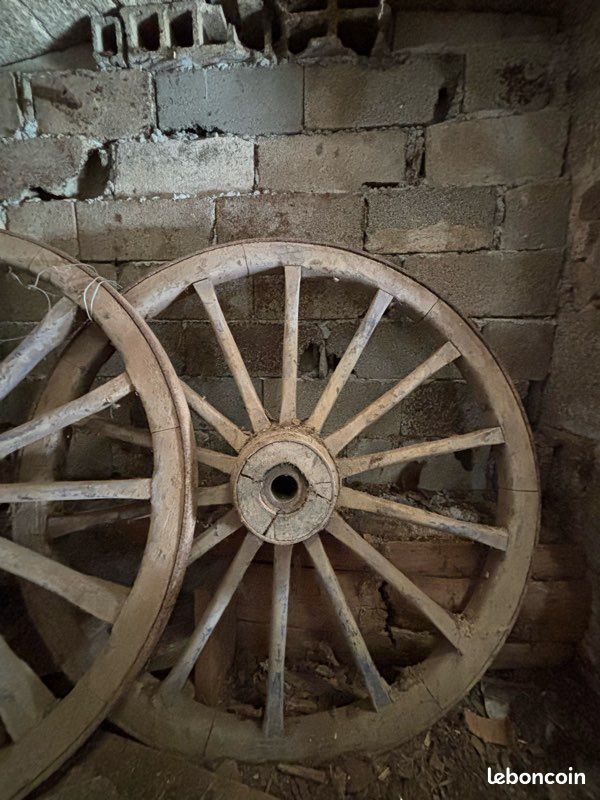 Deux anciennes roues de charrette en bois (image 2)