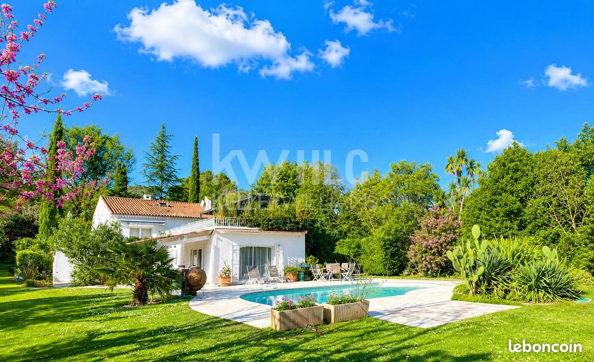 Maison 8 pièces 215 m² · à Roquefort-les-Pins · 215 m² · 1 375 000 €