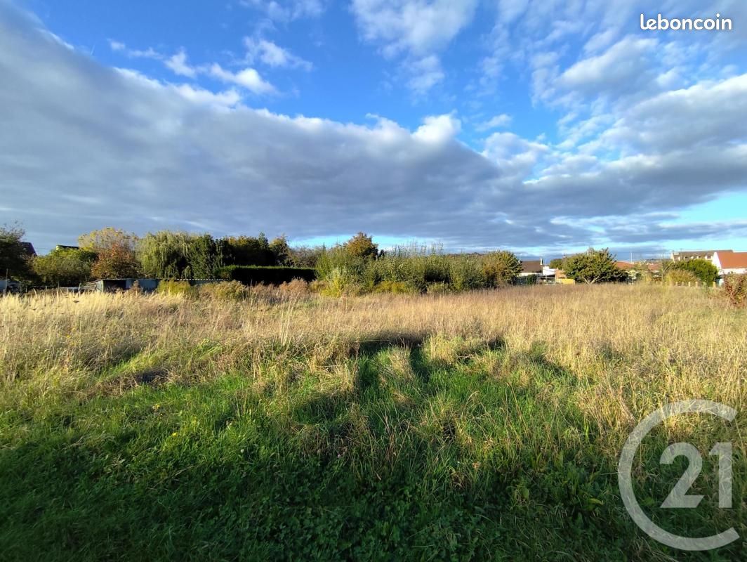 Terrain 2 596 m² Noyon · 80 000 €