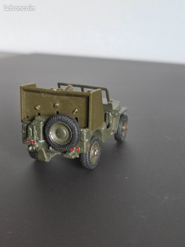 DINKY TOYS: JEEP porte-fusées + boîte. • EUR 30,00 - FR