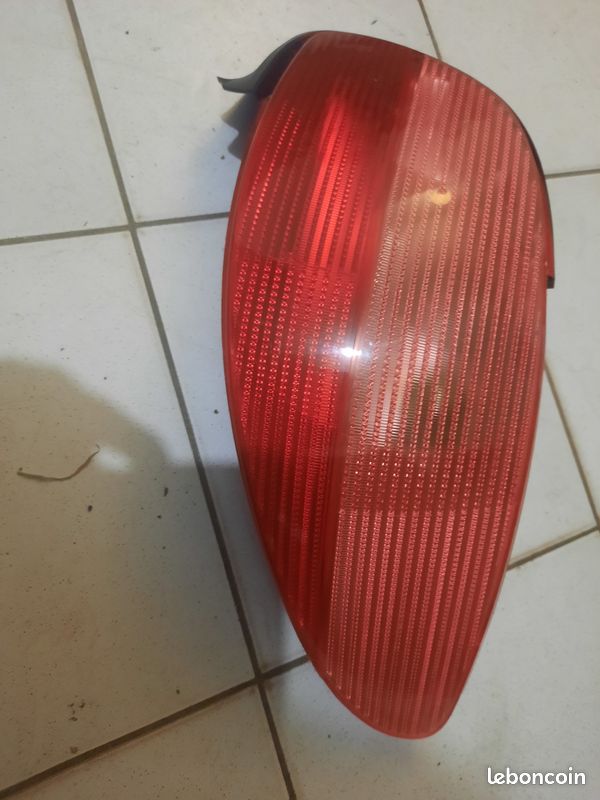Feu ar droit peugeot 206 ph1 (image 1)