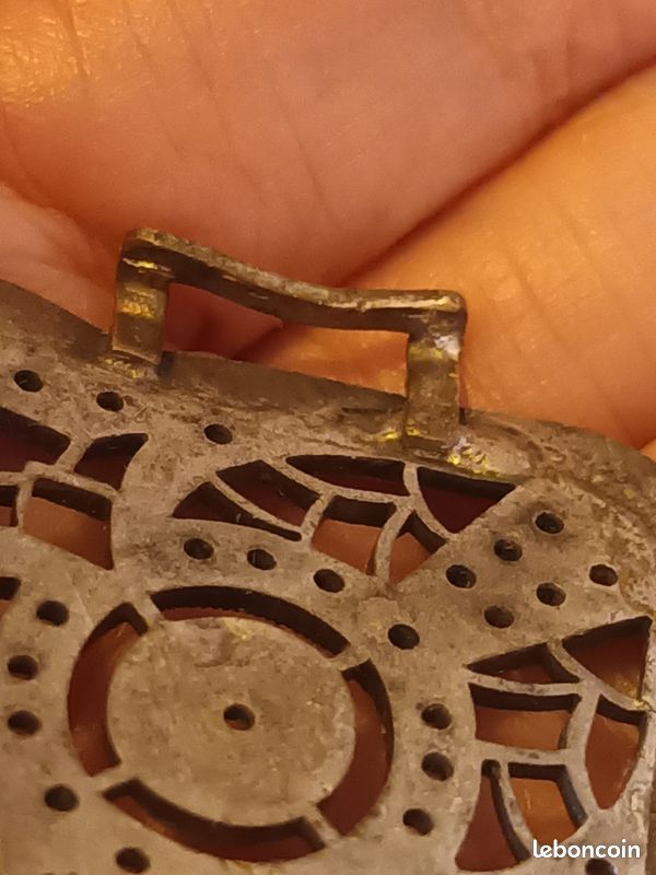 Pendentif médaillon en or jaune finement ciselé, l'entourage à décor d