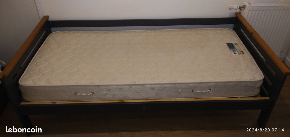 Matelas sans tâche et lit démontable à vendre avec ses vis complètes (image 1)