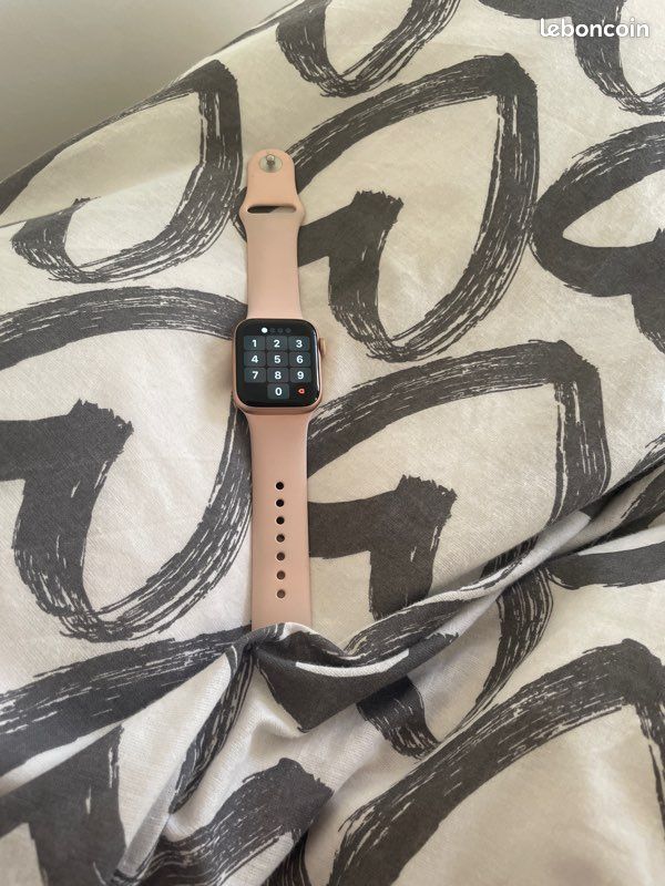 Apple Watch SE Gold (image 1)