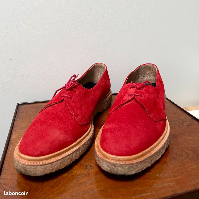 Derbies de la marque Adieu Paris en daim rouge « Picasso » et semelle crêpe naturel avec détail en cuir naturel (image 2)