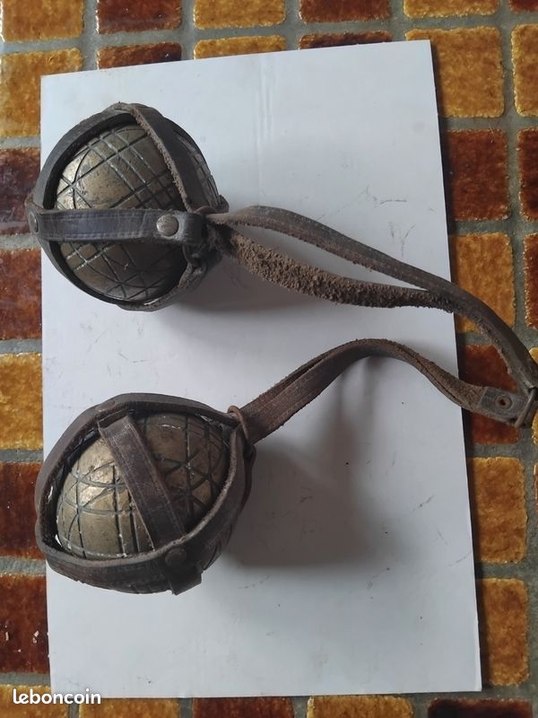 Jeu paire de boules Pétanque lyonnaise vintage rétro ancien jeu de longue avec filet lanière en cuir métal doré bronze ou laiton (image 1)