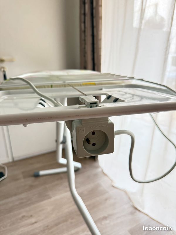 Table à repasser pour Pour Fer à repasser et Centrale Vapeur Hailo France parfait état (image 2)