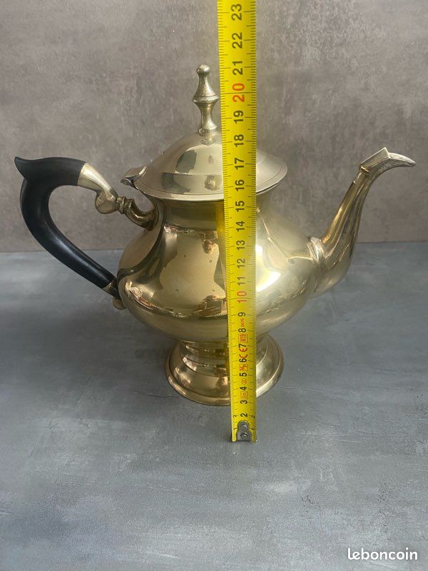 Théière Marocaine Traditionnelle En Laiton Gravé – Authentique Et