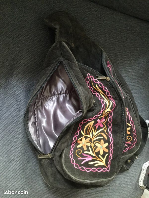 Sac à main noir à motifs cousus (image 3)