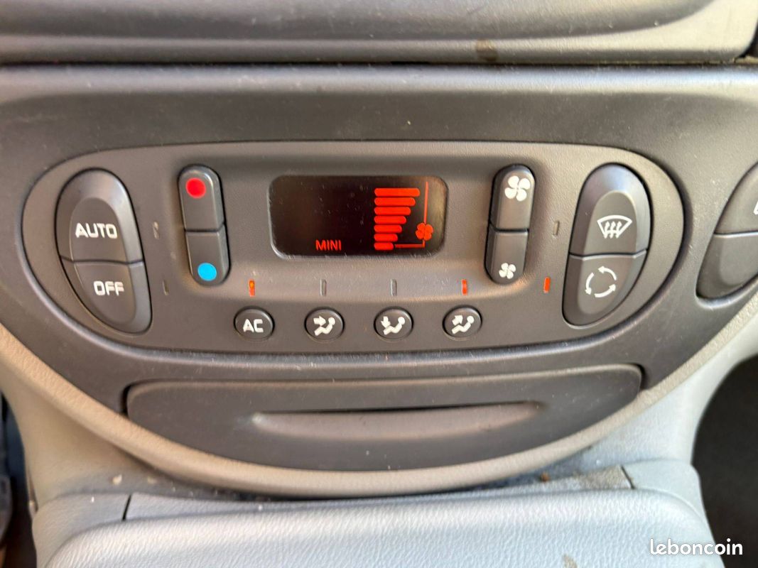 RENAULT Scenic 1.9 dCi 120 Pack Expression (image 30)