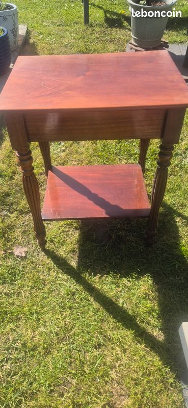 Petite table d'appoint en bois (image 1)