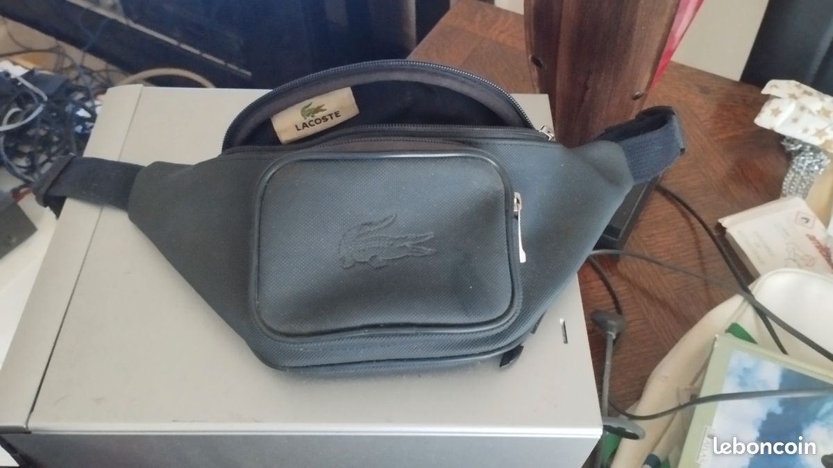 Sac banane LACOSTE bleu marine en cuir vintage en excellent état