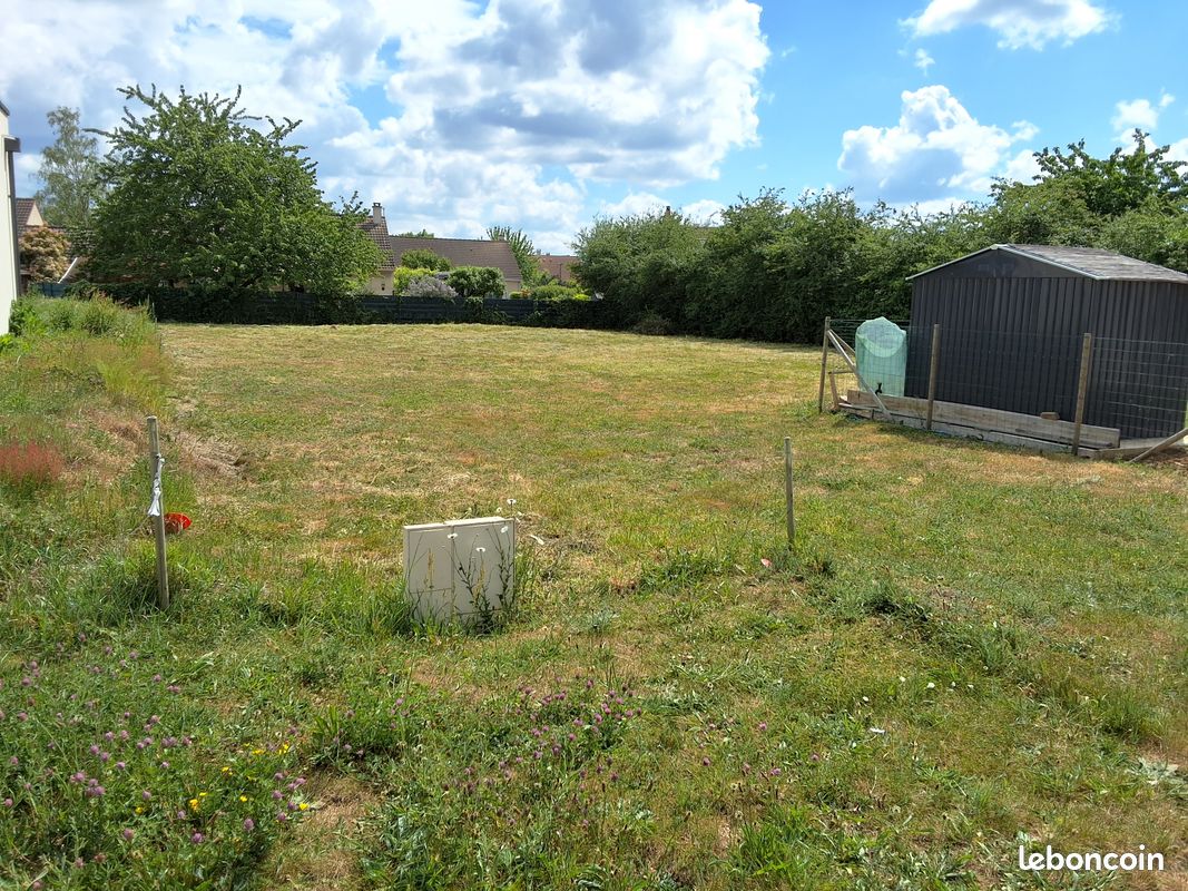 Terrain constructible · à Neuville-sur-Sarthe · 102 340 €