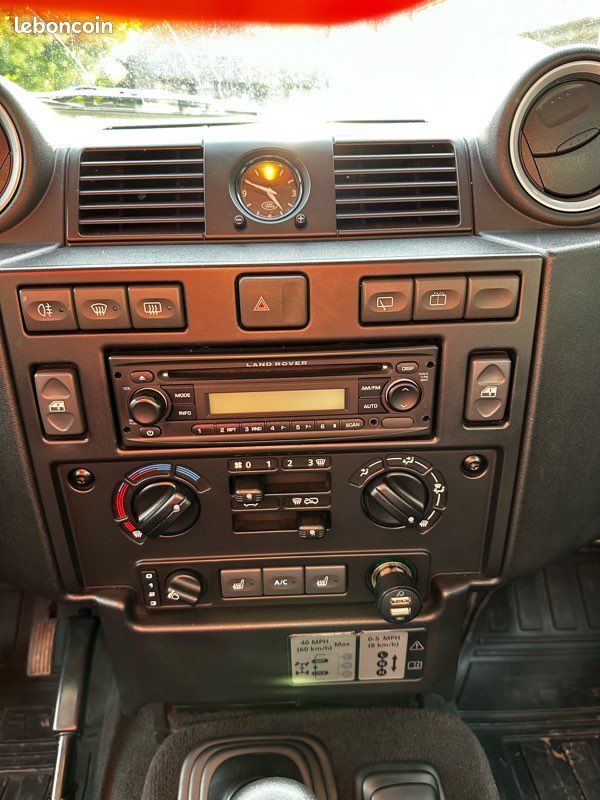 Land Rover Defender 90 2,4 td4 4 places 68000 km full options (image 2)