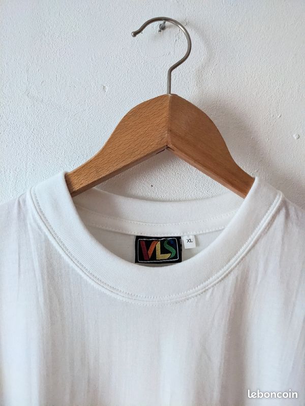 Tee-shirt blanc en coton pur à gros col
Neuf dans son emballage d'origine
Taille XL vls
Mesures à (image 2)
