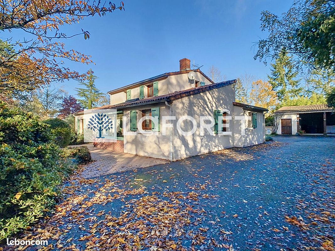 Maison 6 pièces 169 m² - Bressuire 79300 (image principale 0)