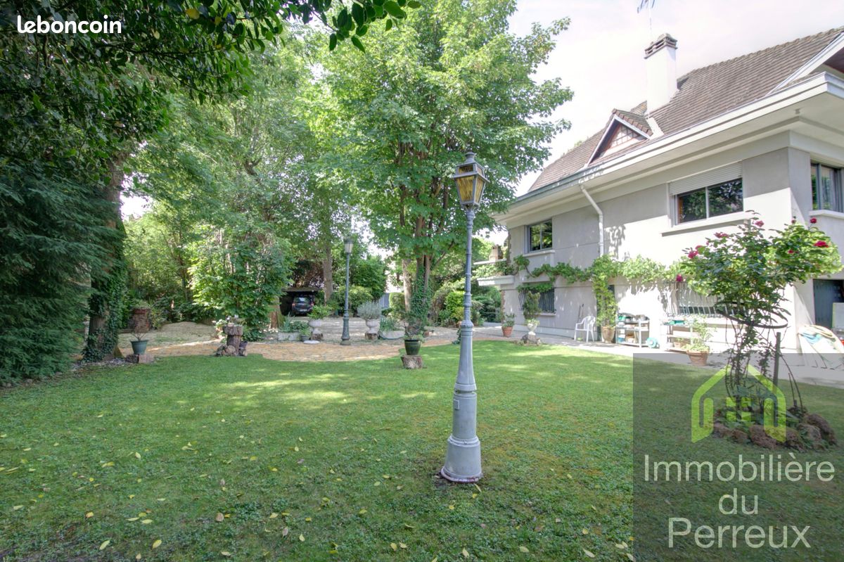 Maison 8 pièces 229 m² · à Chelles · 229 m² · 695 000 €