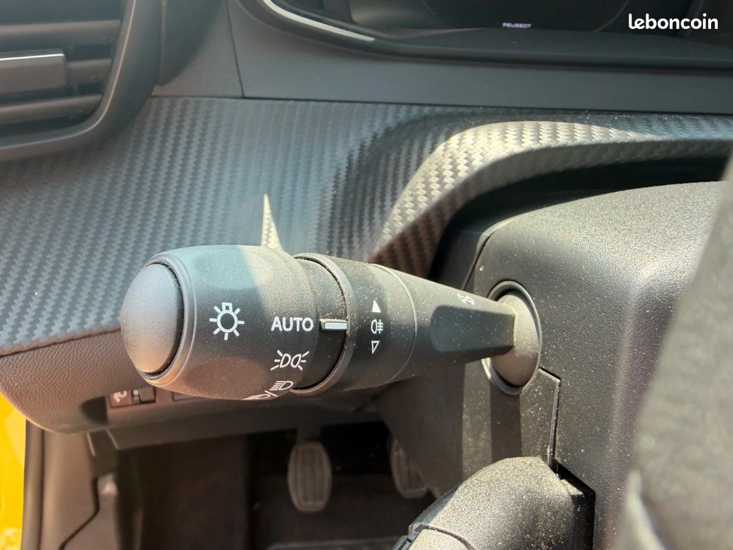 PEUGEOT 208 PureTech 100 S&S BVM6 Allure - 1ER MAIN (image 31)